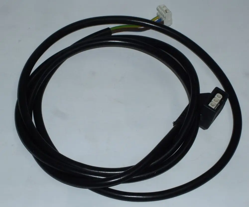 Schwarzes Kabel von Daikin mit mehreren Anschlüssen, das für die Pumpensteuerung einer Heizungsanlage konzipiert ist.